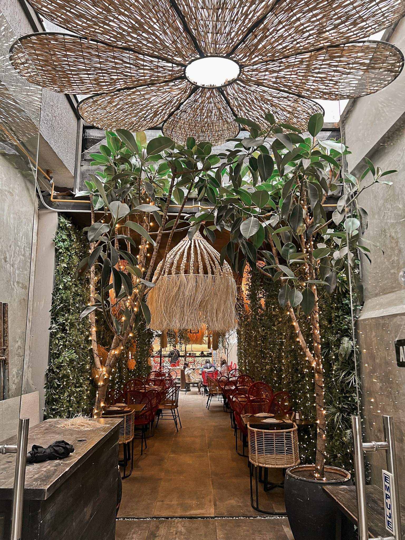 Interior selva Lost Grill